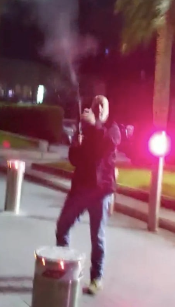 Cette capture vidéo montre un homme qui tire avec son arme en dehors du studio 