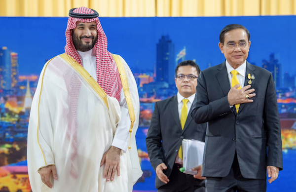 Le Premier ministre thaïlandais Prayut Chan-o-cha reçoit le prince héritier saoudien Mohammed ben Salmane, en visite officielle en Thaïlande. (SPA)