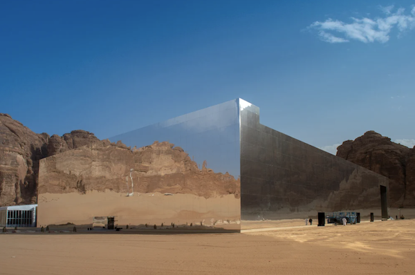 La salle de concert Maraya, un impressionnant monument de 9 740 miroirs qui se fond dans le paysage, est conçue par le cabinet d'architecture italien Gio Forma et imaginée par l'architecte Florian Boje qui s'appuie sur une philosophie fascinante (Photo fournie).