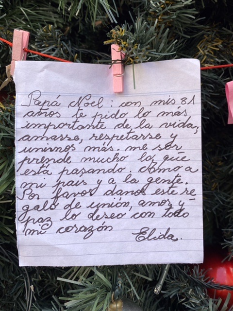 Noté où l’on peut lire écrit en espagnol : « Papa Noël, du haut de mes 81 ans, je te demande le plus important dans la vie, nous faire nous aimer, nous respecter et nous unir plus. Ce qui se passe actuellement me surprend beaucoup, j’aime mon pays et mes gents. S’il te plaît donne nous le cadeau d’unité, d’amour et de Paix. Je le souhaite de tout mon cœur, Elida ». (Photo : Maïssa Benali Cherif)