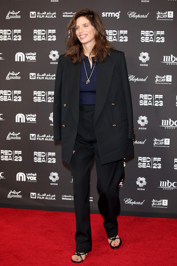  La réalisatrice française Maïwenn, qui tient le rôle de Madame du Barry, la courtisane attitrée du roi, Louis XV pose sur le tapis rouge du festival international du film de la Mer Rouge. (Photo fournie)