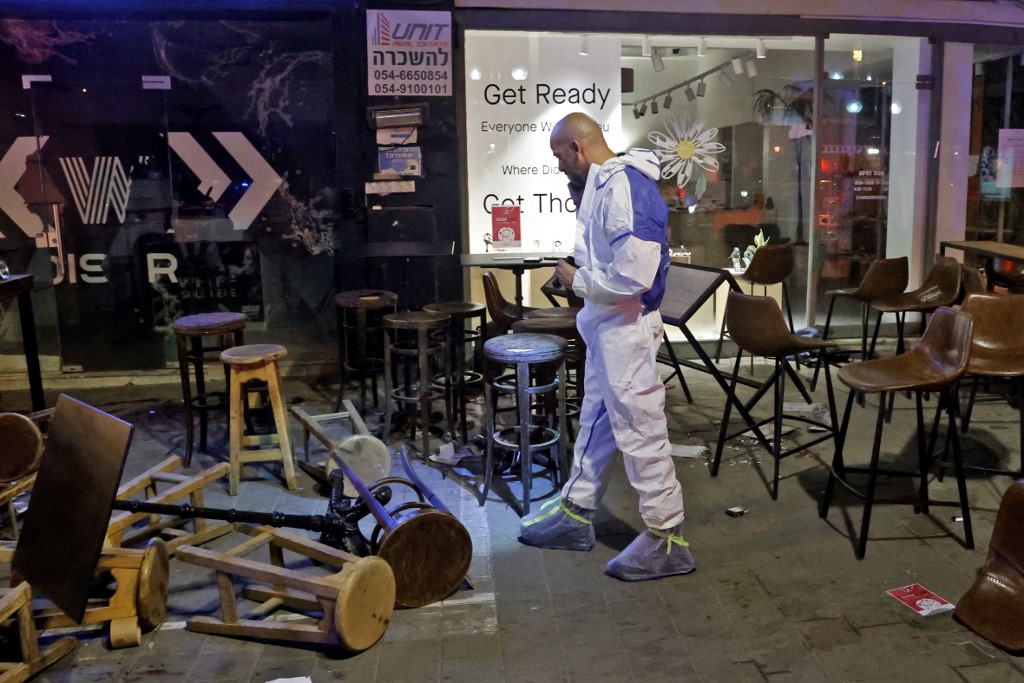 Des experts en médecine légale enquêtent sur les lieux d'une fusillade à Tel Aviv, le 7 avril 2022 (Photo, AFP).