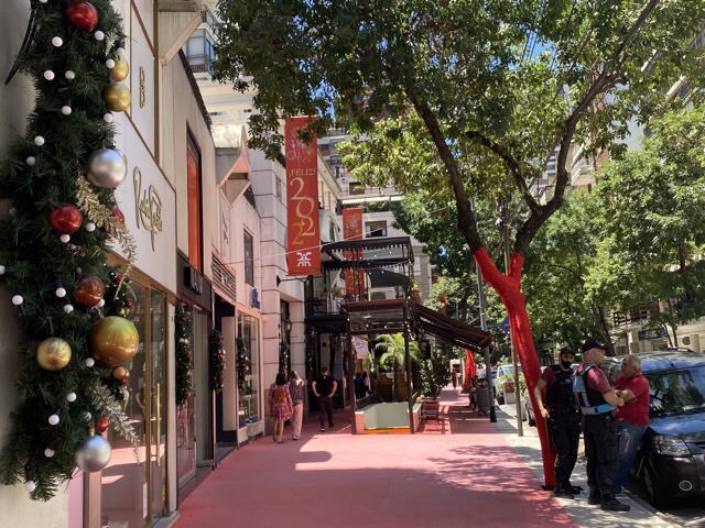 A l’occasion des fêtes de Noël, la rue de Mariscal Antonio José de Sucre est habillée d’un rouge festif. (Photo : Maïssa Benali Cherif)