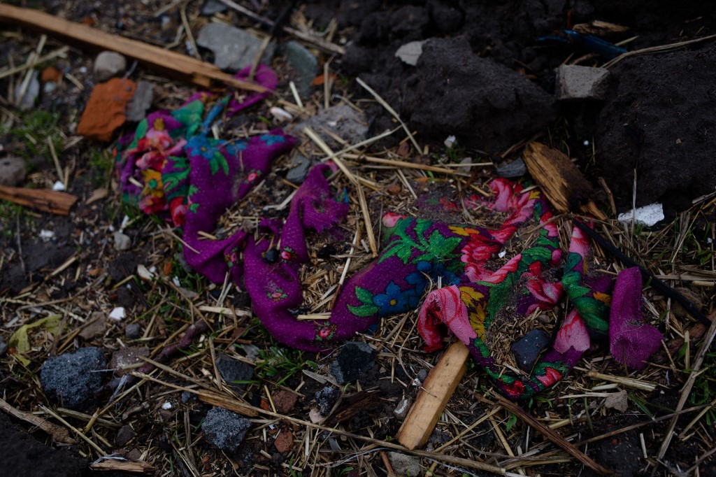 Effets personnels parmi les décombres d'une maison d'habitation le 9 avril 2022 à Novoselivka, banlieue de Tchernihiv, Ukraine.