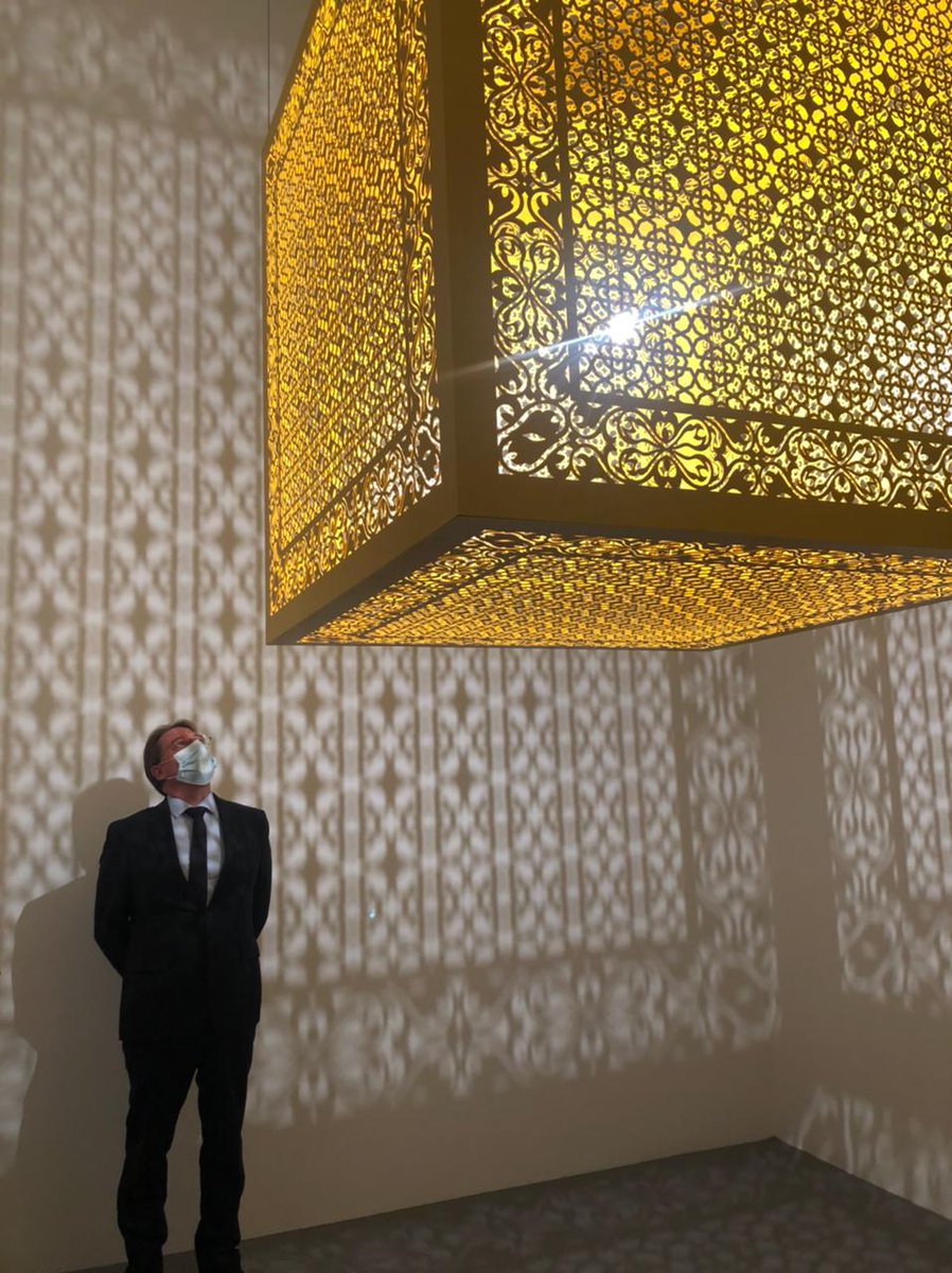 L'Ambassadeur de France en Arabie Saoudite Ludovic Pouille devant une œuvre exposée dans la ville qui brillait de mille feux avec d’éblouissants jeux de lumière interactifs.