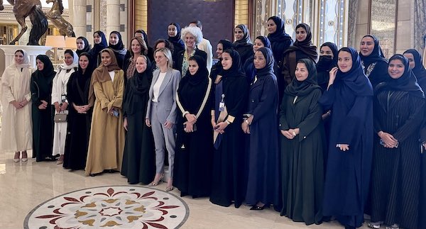 Rencontre avec les jeunes ingénieures saoudiennes du ministère de l'Énergie (photo, compte Twitter @AgnesRunacher)