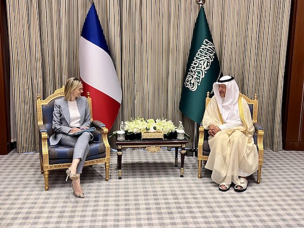 Agnès Pannier-Runacher rencontre son homologue saoudien, le prince Abdelaziz ben Salmane (photo, compte Twitter @AgnesRunacher)