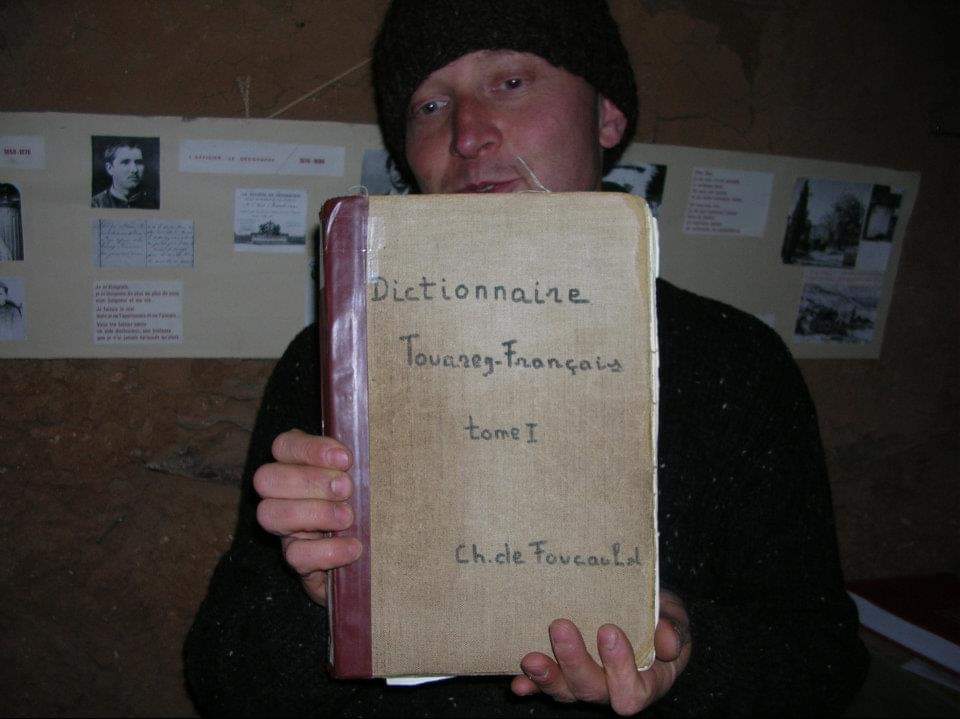 Frère Zbecheck montrant le dictionnaire touareg-français de Charles de Foucauld. (Photo, Nourredine Bessadi)