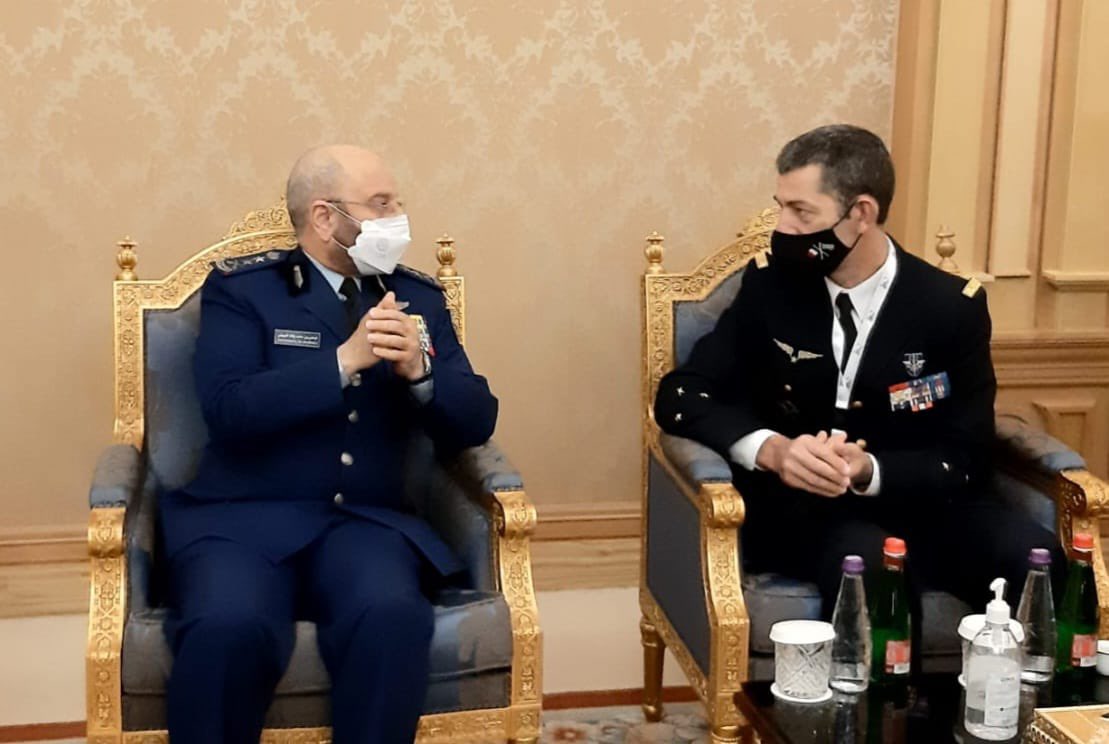 Conversation entre le général de division aérienne Laurent Marboeuf, officier général relations internationales militaires de l’état-major des armées, et le Chef d'état-major saoudien le General Fayad Al Ruwaily au 1er Riyad Défense Forum (Twitter @FranceinKSA) 