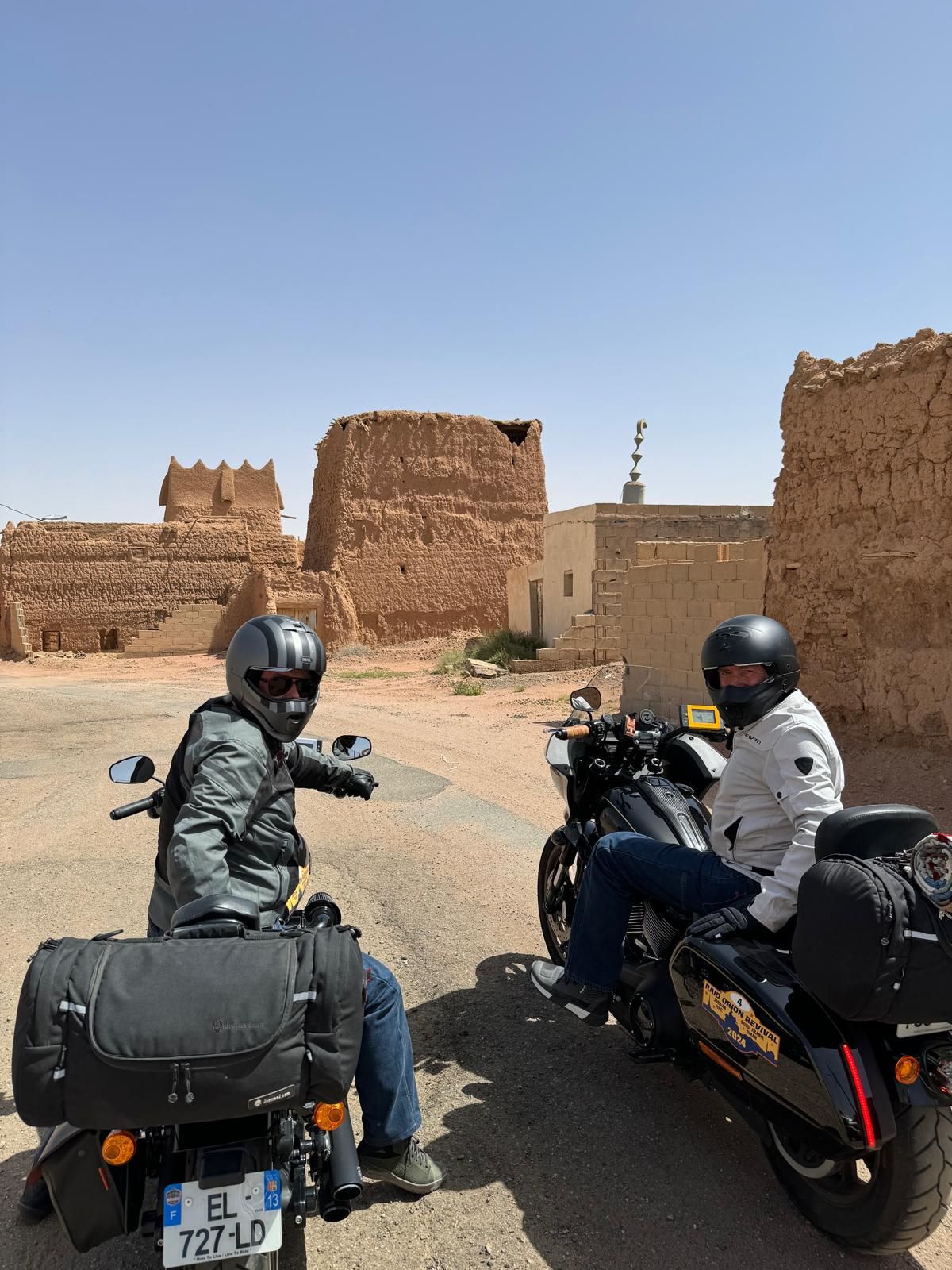 Pierre Servan Schrieber et Eric Chauvin sur leur moto (Fournie)