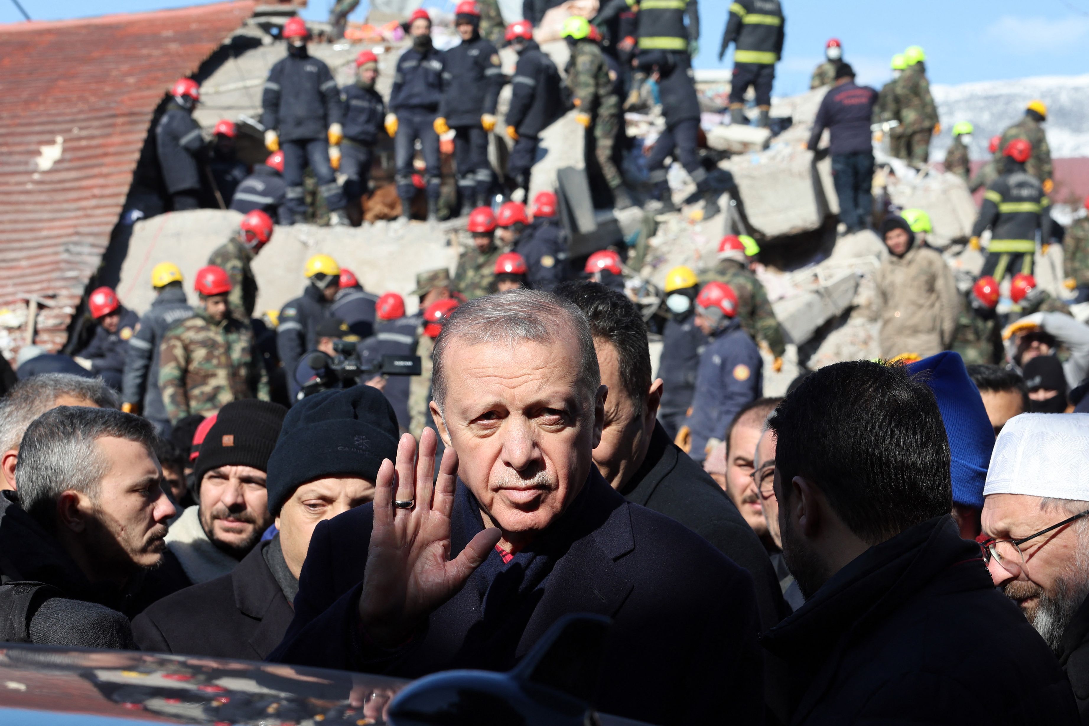 Le président turc, Recep Tayyip Erdogan, s’est rendu sur un site de bâtiments détruits lors de sa visite dans la ville de Kahramanmaras. (AFP)