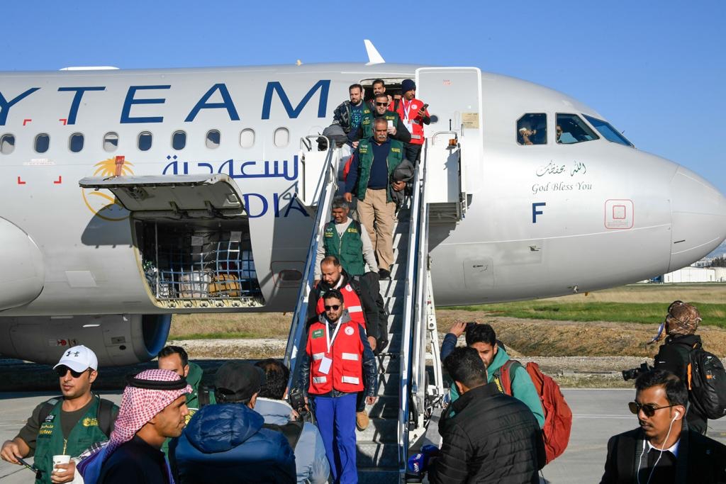 Des avions de secours transportant des denrées alimentaires et une aide d’urgence en provenance d’Arabie saoudite arrivent à l’aéroport d’Adana pour soutenir les victimes du tremblement de terre en Syrie et en Turquie. (Photo fournie)