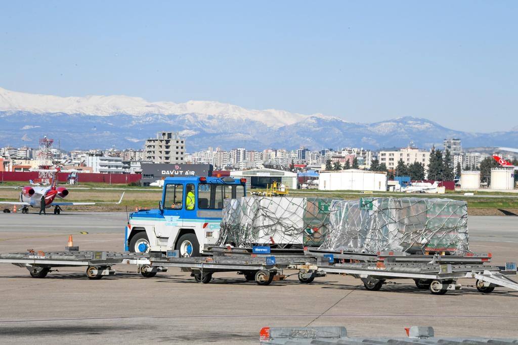 Des avions de secours transportant des denrées alimentaires et une aide d’urgence en provenance d’Arabie saoudite arrivent à l’aéroport d’Adana pour soutenir les victimes du tremblement de terre en Syrie et en Turquie. (Photo fournie)