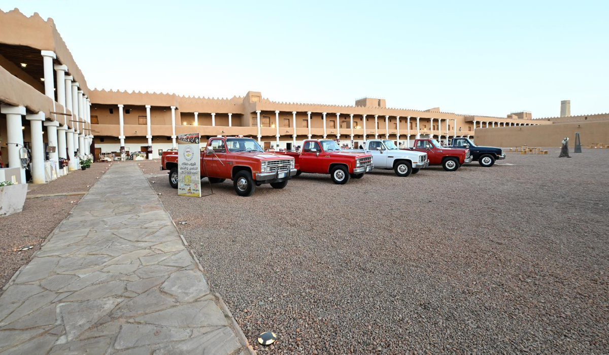Des voitures classiques méticuleusement entretenues, dont plusieurs modèles GMC et Chevrolet, offrent un aperçu du passé. (SPA)
