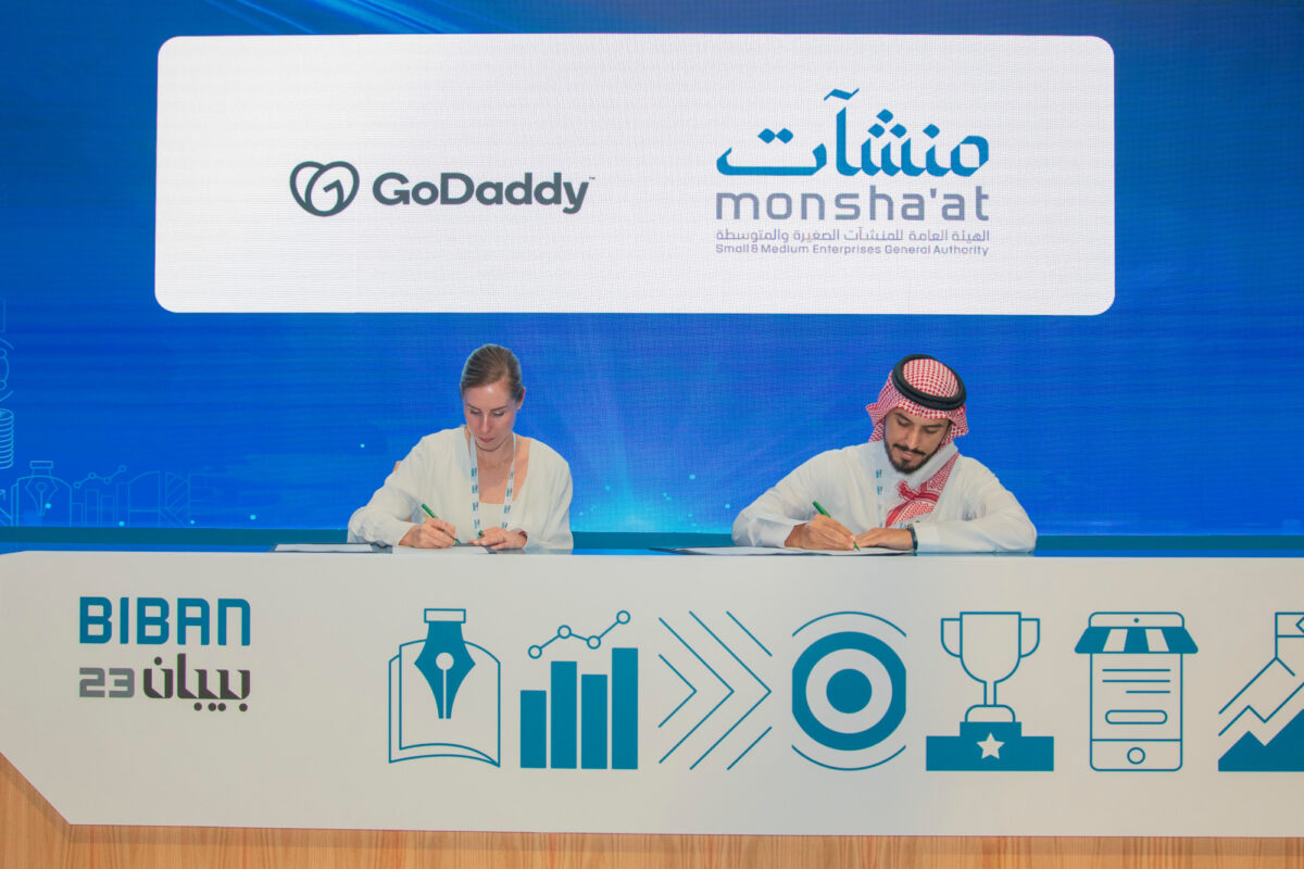 Signature du partenariat Go Daddy-Monsha'at par Mohammed Alamro, directeur général de la planification de l'entreprenariat à Monsha'at, et Selina_Bieber, vice-présidente de Go Daddy pour les marchés internationaux. (Photo Go Daddy)