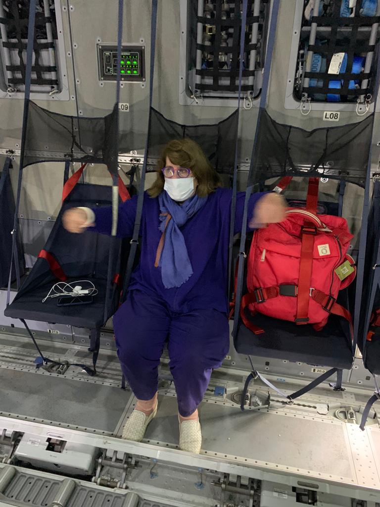 Notre correspondante en chef Randa Takieddine à bord de l'avion cargo rentrant sur Orléans