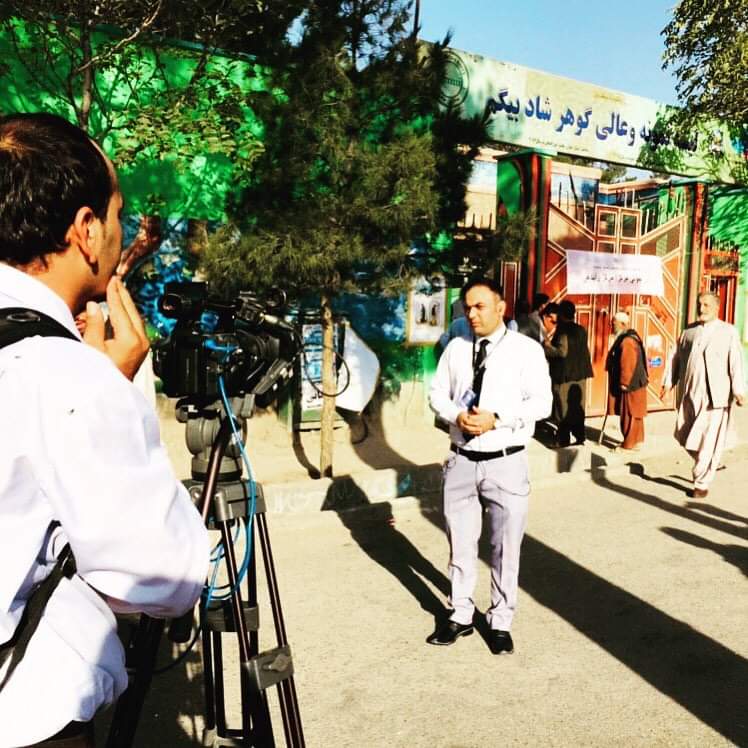 Farwal Ahmadi accomplissant son travail de journaliste dans une rue de Kaboul. (Photo fournie)