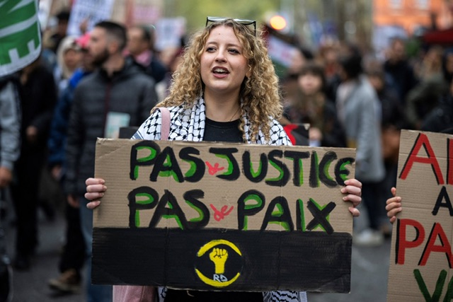 Un manifestant brandit une banderole "Pas de justice, pas de paix" lors d'une manifestation "en solidarité avec le peuple palestinien", organisée par le syndicat français CGT, à Toulouse (Photo, AFP).
