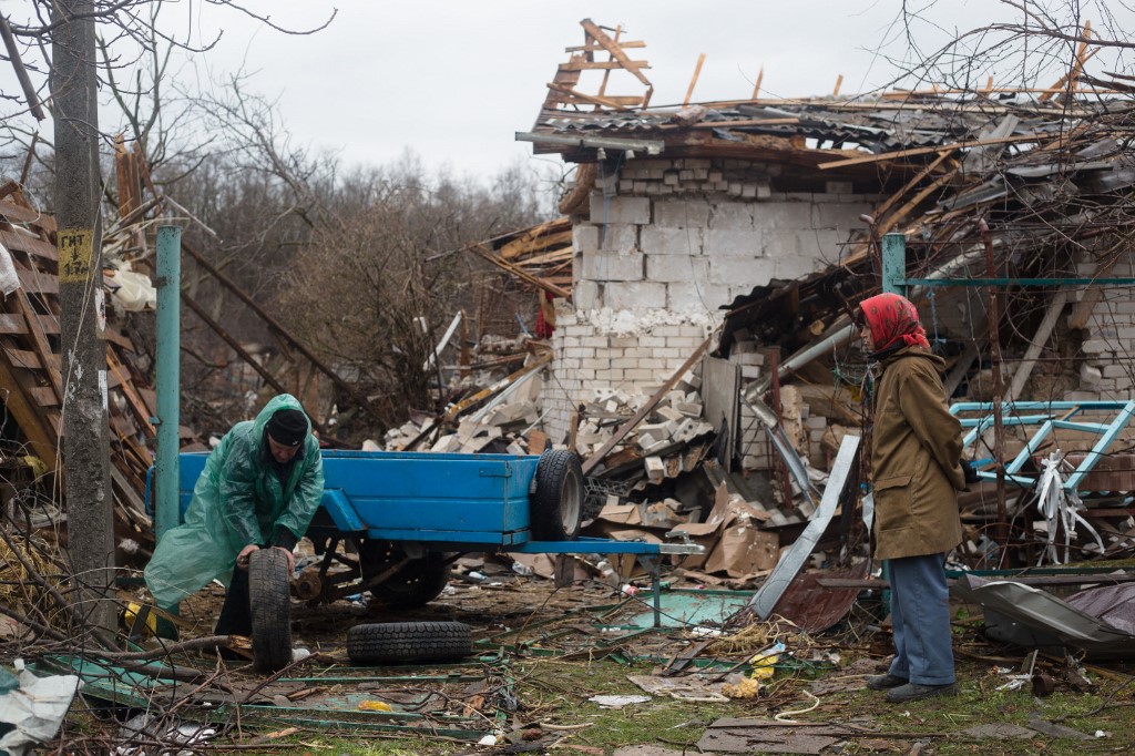 Larysa et son mari sont venus enlever les décombres de leur maison détruite le 9 avril 2022 à Novoselivka, dans la banlieue de Tchernihiv, en Ukraine