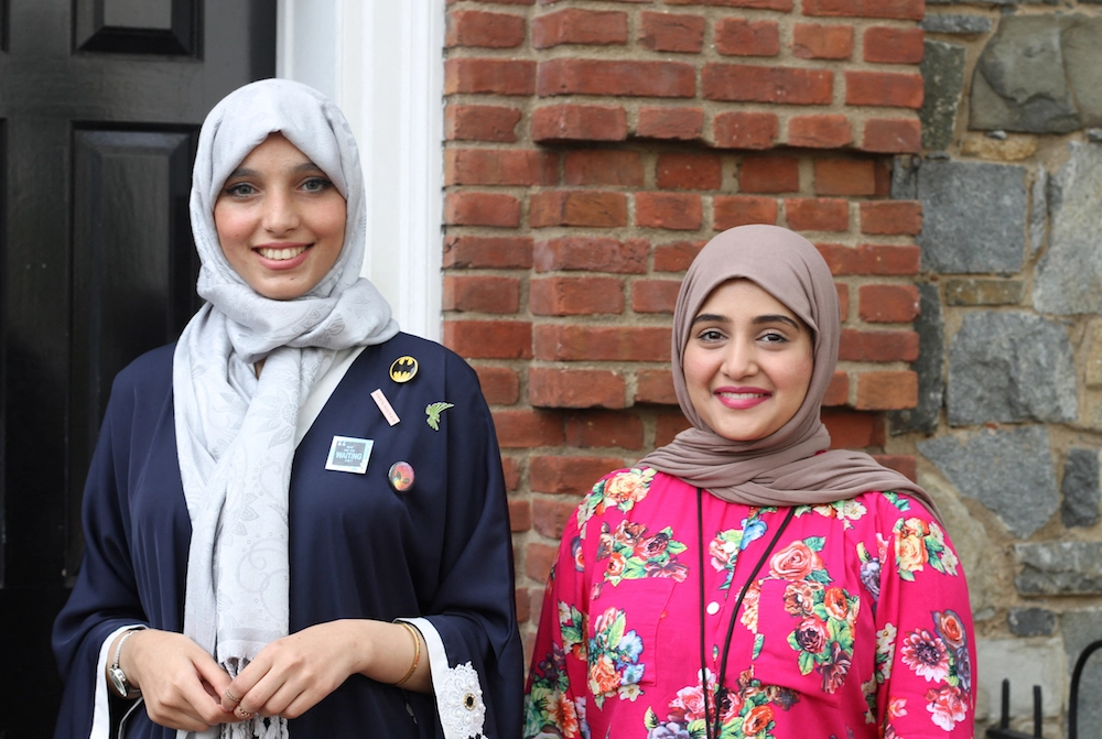 Les entrepreneuses saoudiennes Asmaa Alabdallah (à gauche), fondatrice de BitGo, et Reem Dad (à droite), cofondatrice de Taibah VR, posent devant Halcyon House à Washington. (AFP)