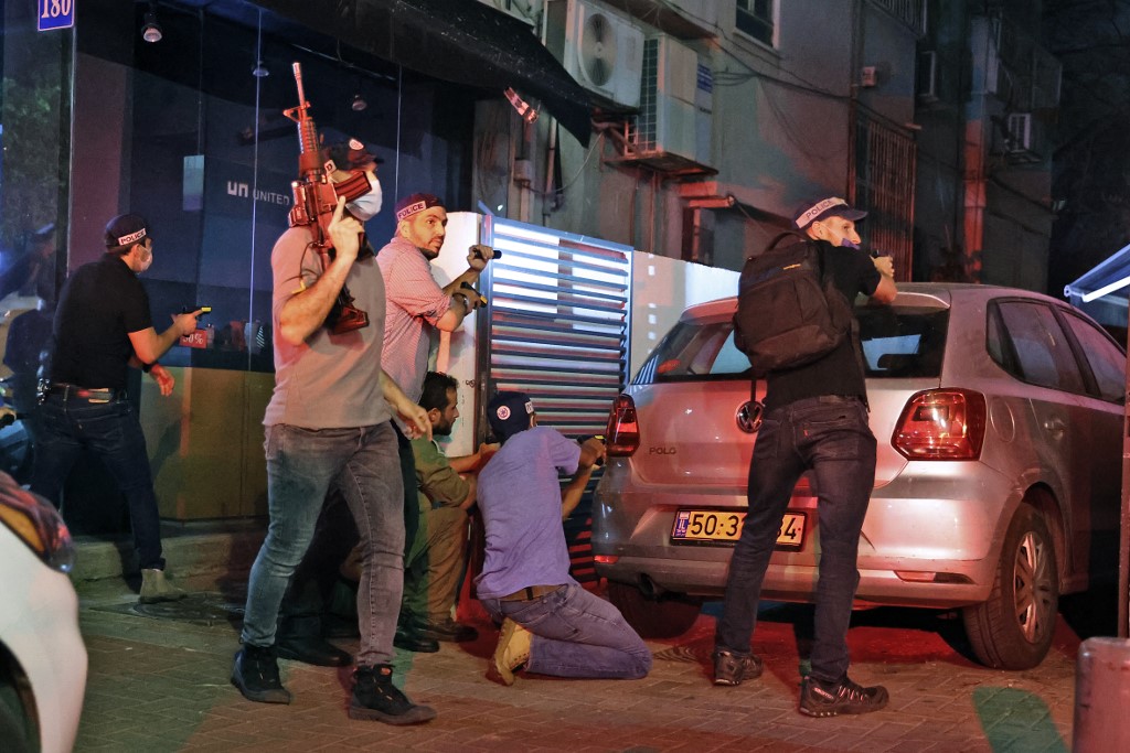 Les forces de sécurité en civil visent le lieu d'une fusillade dans la rue Dizengoff à Tel-Aviv, le 7 avril 2022.