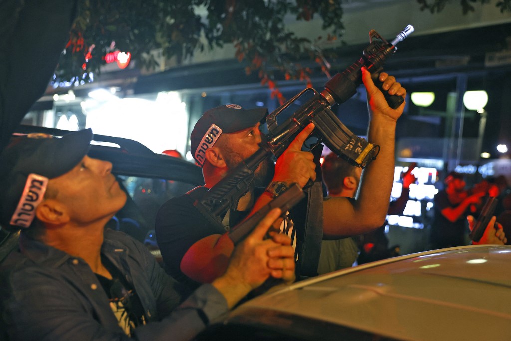 Les forces de sécurité répliquent sur le lieu de la fusillade à Tel-Aviv, le 7 avril 2022.