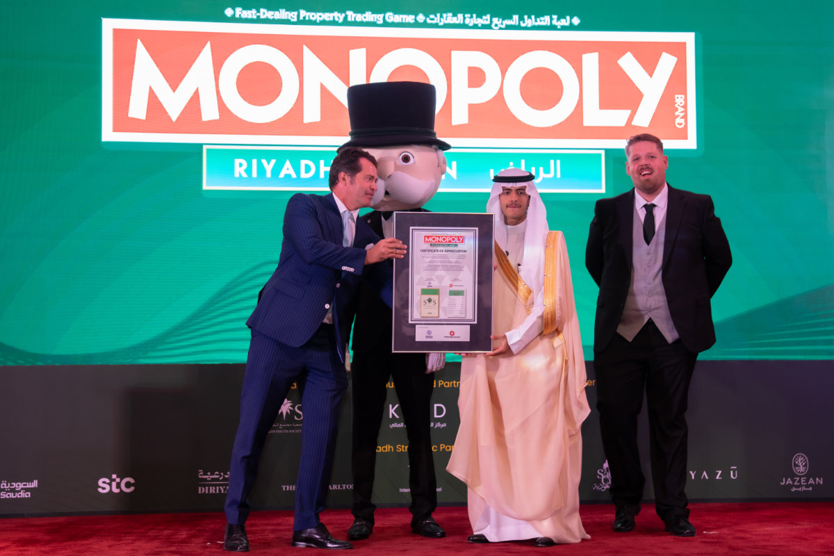 Hamad Alowaishiq, fondateur et président de la Saudi Youth Society (SYS), a reçu un certificat d'appréciation à l'occasion de l'événement de lancement jeudi. (Photo AN par Huda Bashatah)