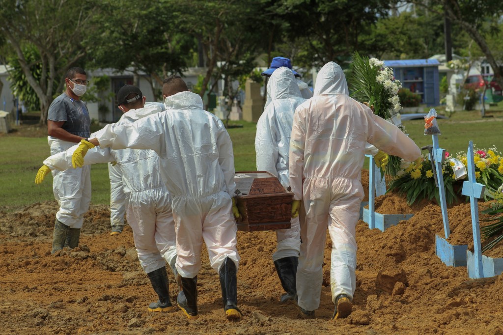 Les habitants de Manaus enterrent leurs morts. (AFP)