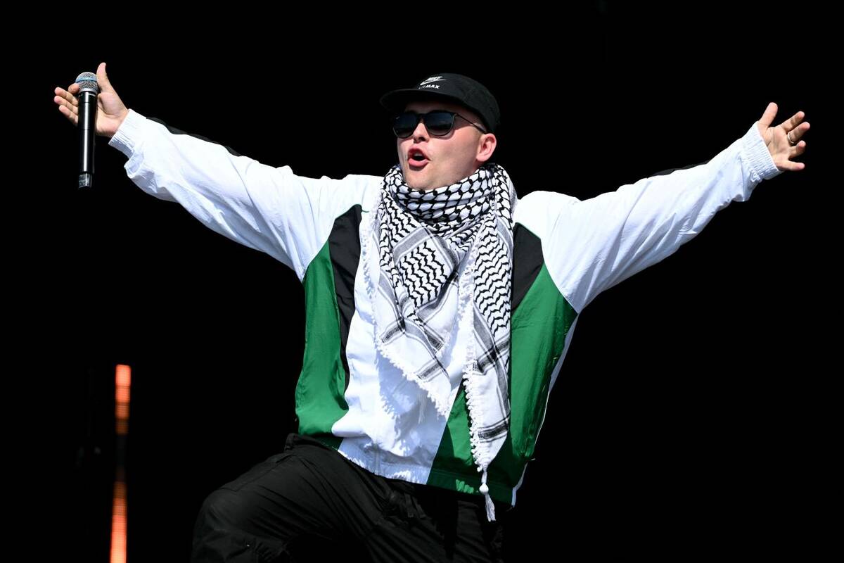 Mo Chara du groupe de rap irlandais Kneecap portant un keffieh au festival de Glastonbury. (AFP)