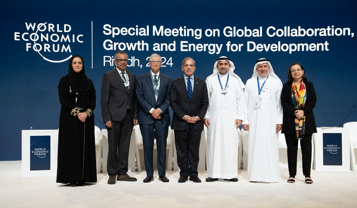 Fahad bin Abdurrahman Al-Jalajel, ministre de la santé d'Arabie saoudite ; Abdullah Al Rabeeah, superviseur général, King Salman Humanitarian Aid and Relief Centre, Arabie saoudite ; Anita Zaidi, présidente, égalité des sexes, Bill & Melinda Gates Foundation, États-Unis ; Keir Simmons, correspondant international en chef, NBC News, Royaume-Uni ; Mian Muhammad Shehbaz Sharif, Premier ministre du Pakistan ; Tedros Adhanom Ghebreyesus, directeur général, Organisation mondiale de la santé (OMS) ; William H. Gates, coprésident de la Fondation Bill et Melinda Gates, États-Unis ; intervenant lors de la session « Bridging the Health Gap » de la réunion spéciale sur la collaboration mondiale, la croissance et l'énergie pour le développement 2024, Riyad, Arabie saoudite, 28 avril 2024. (Photo : Forum économique mondial/Deepu Das)