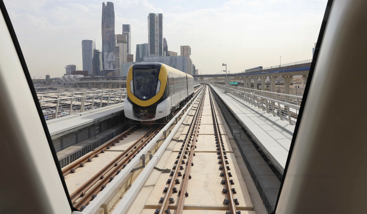 Un train circule vers la station de métro King Abdullah Finance District (KAFD) dans la capitale saoudienne Riyad, le 1er décembre 2024. (AFP)