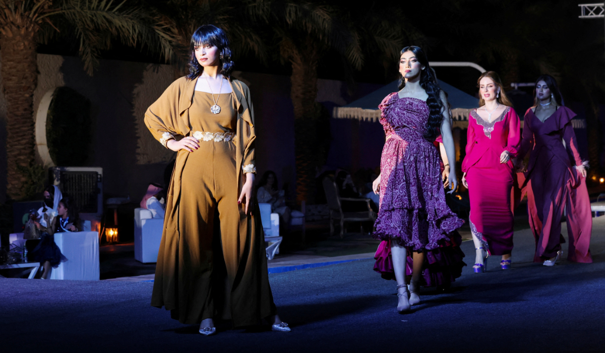 Des mannequins présentent la dernière collection lors du défilé de mode Jimmy à Riyad. (REUTERS)