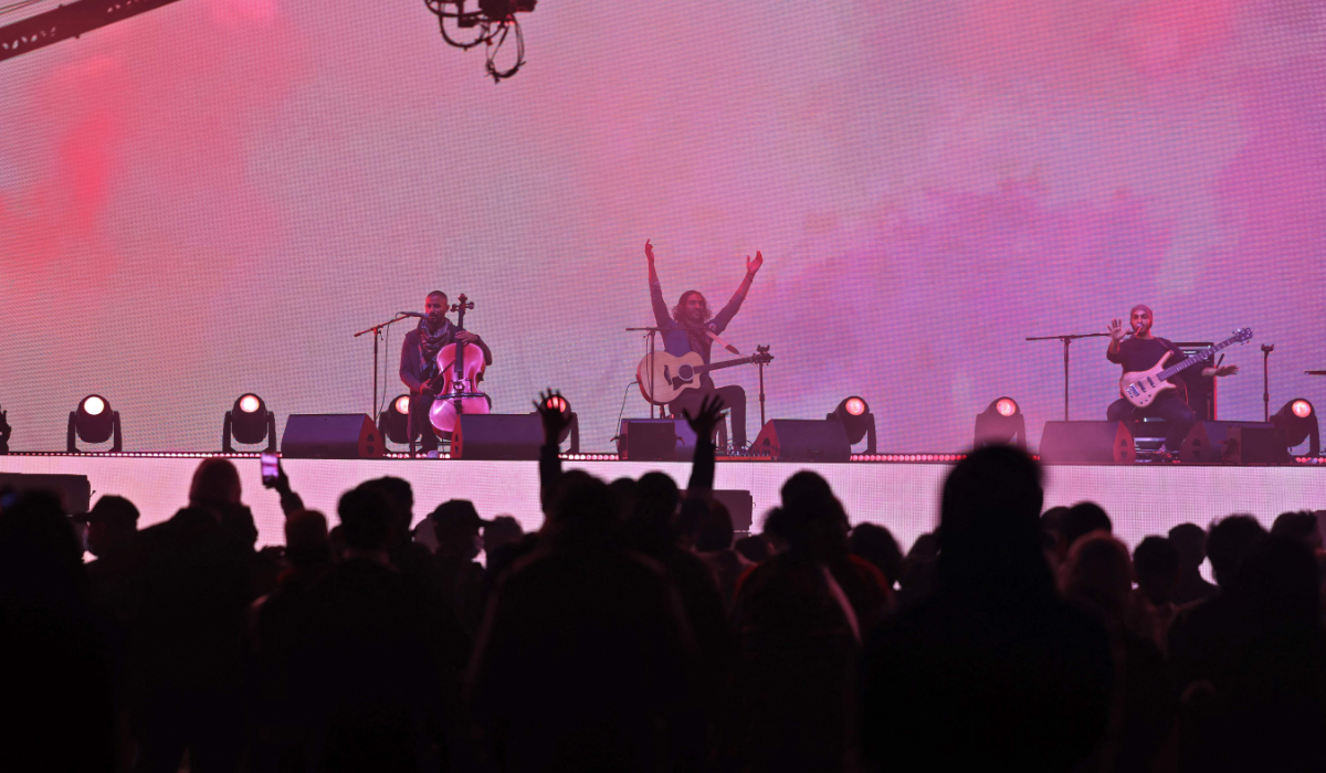 Des personnes assistent au festival de musique Soundstorm, organisé par MDLBEAST, à Banban, dans la banlieue de la capitale saoudienne Riyad. (AFP)