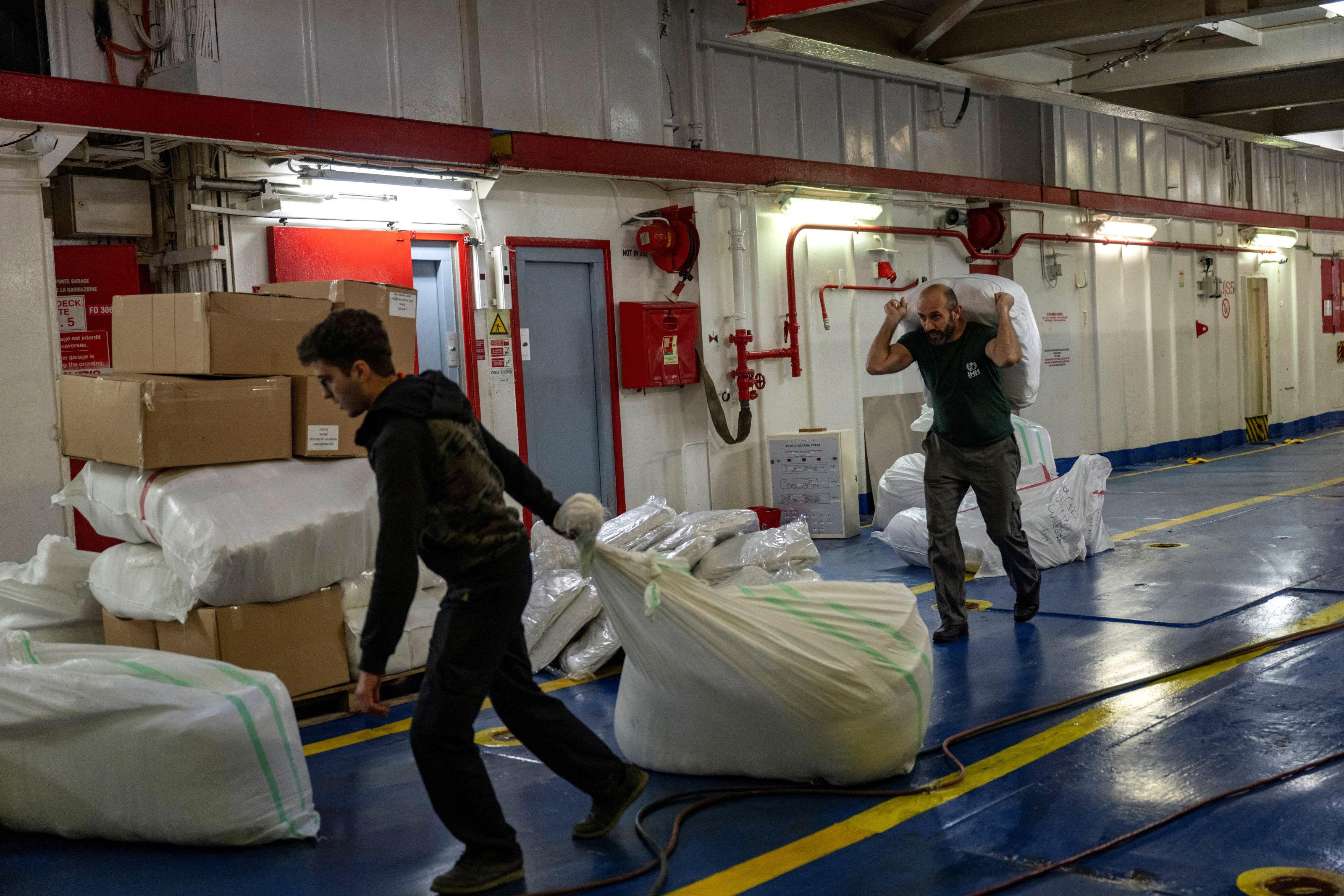 Des ouvriers préparent un navire de la coalition de la flottille de la liberté alors qu'il jette l'ancre dans le port maritime de Tuzla, près d'Istanbul, le 19 avril 2024.