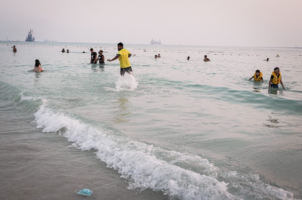 Bouées et baigneurs, plage à Abou Dhabi (fournie)