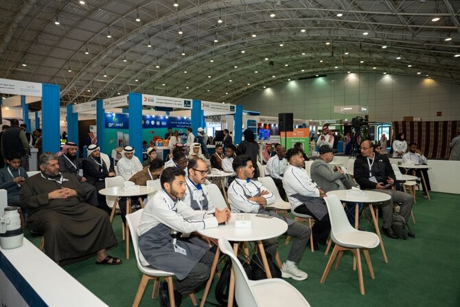  Les visiteurs et les étudiants en cuisine assistent attentivement à une séance de cuisine en direct à l’exposition internationale des pêches saoudiennes à Riyad, où se tient l’atelier MasterClass. (AN Photo/Huda Bashatah) 