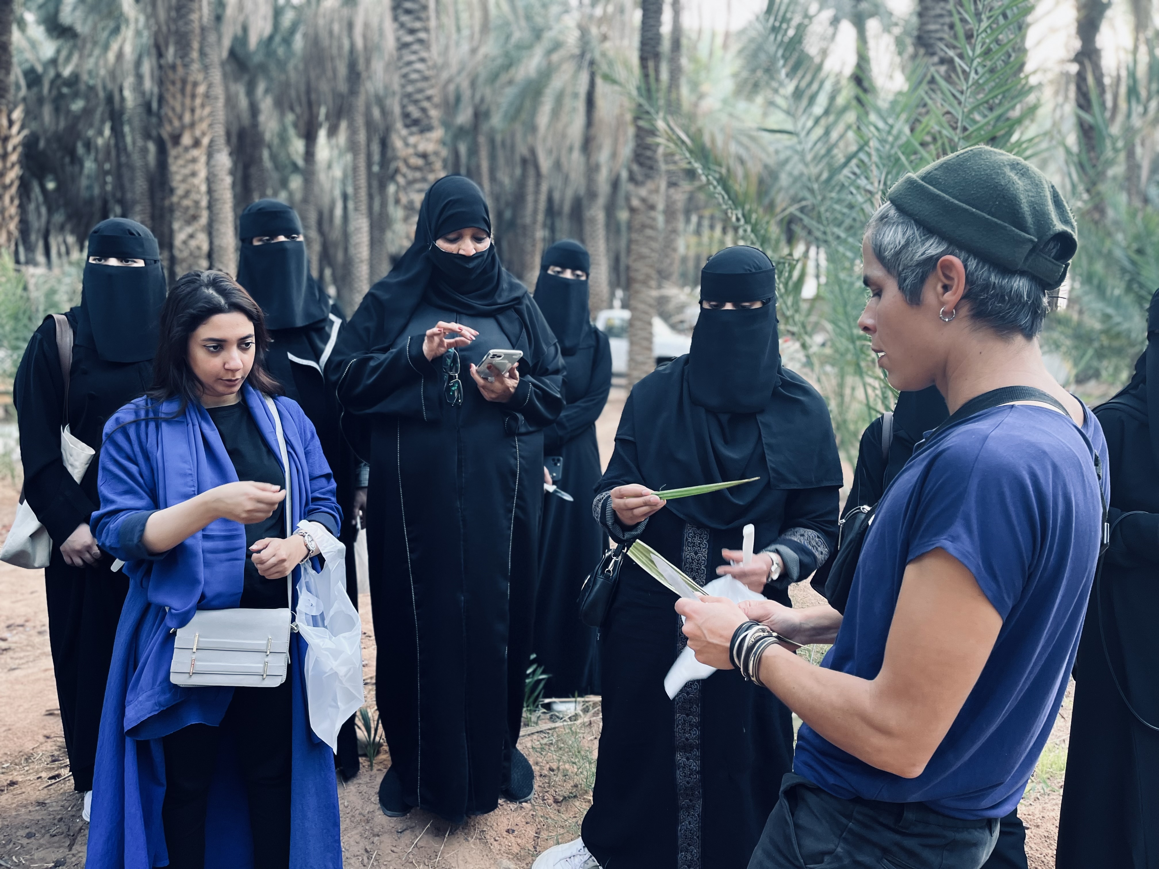 Des artisans de la communauté locale d'AlUla assistent à un atelier conçu et organisé par l'artiste en résidence Sara Favriau le 19 novembre 2021 (Photo Anais Veignant)