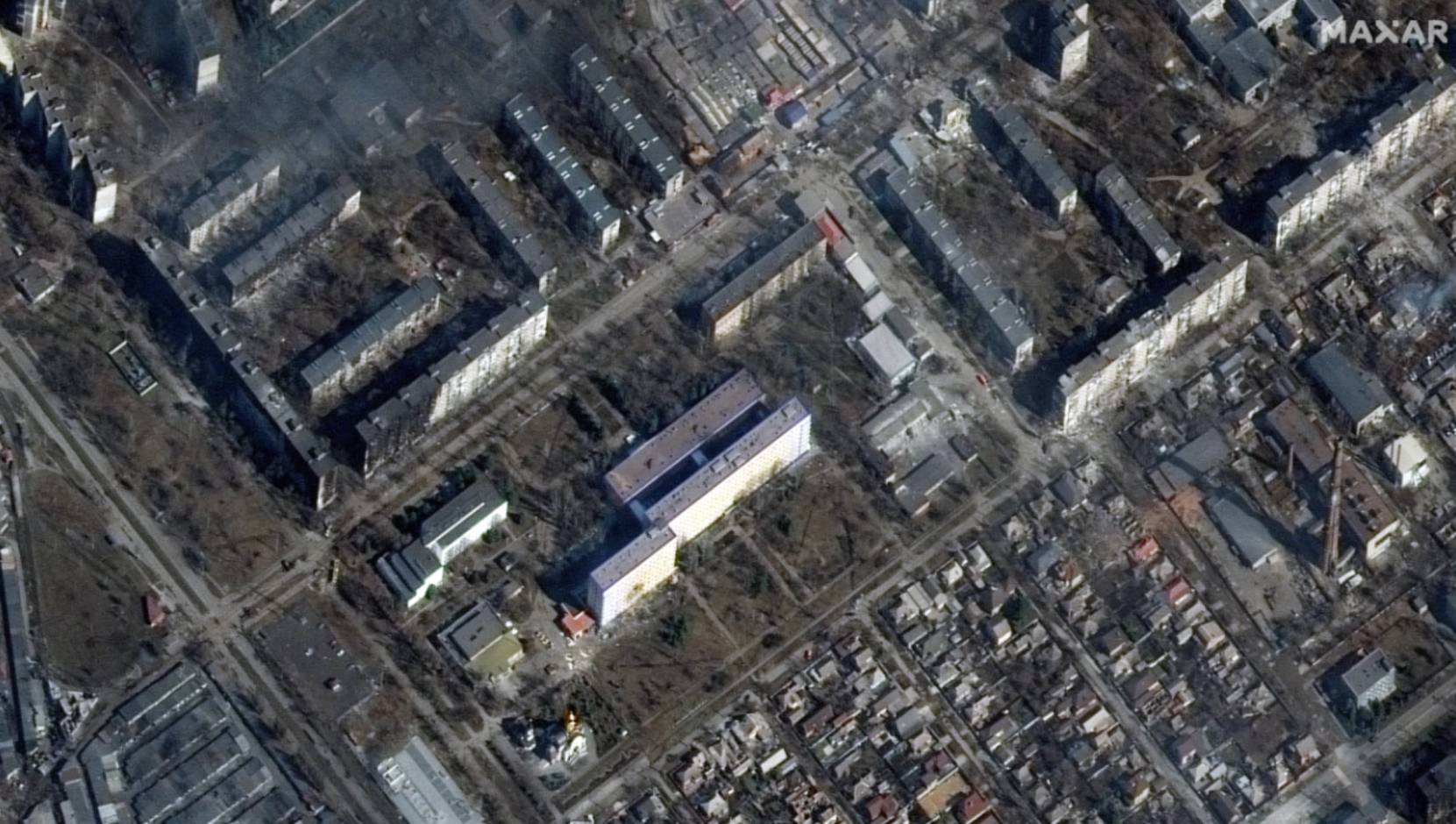 Cette image satellite prise le 14 mars 2022 montre un hôpital et des immeubles détruits lors de bombardements aériens russes à Marioupol, en Ukraine. (Technologies Maxar/AFP)