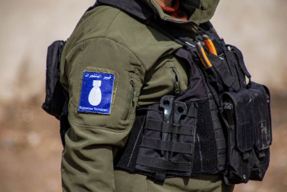Un membre de l’équipe de déminage des Forces de sécurité intérieure de Raqqa (Asayish) en Syrie. (Ali Ali) 