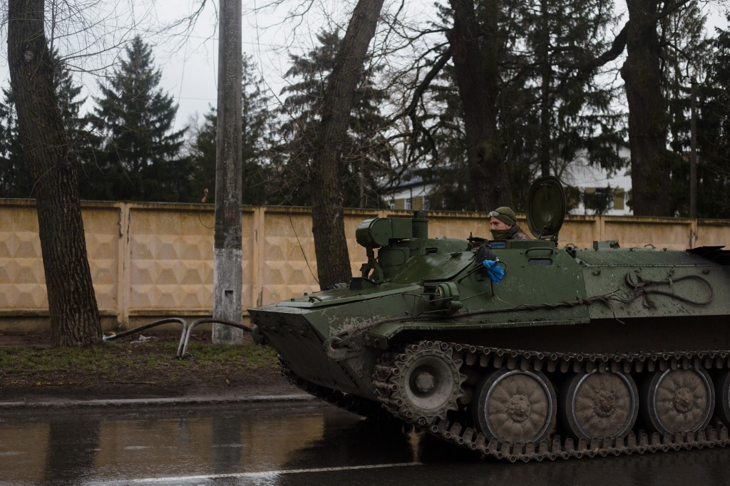 Un APC ukrainien roule sur la route le 9 avril 2022 à Chernihiv, en Ukraine.