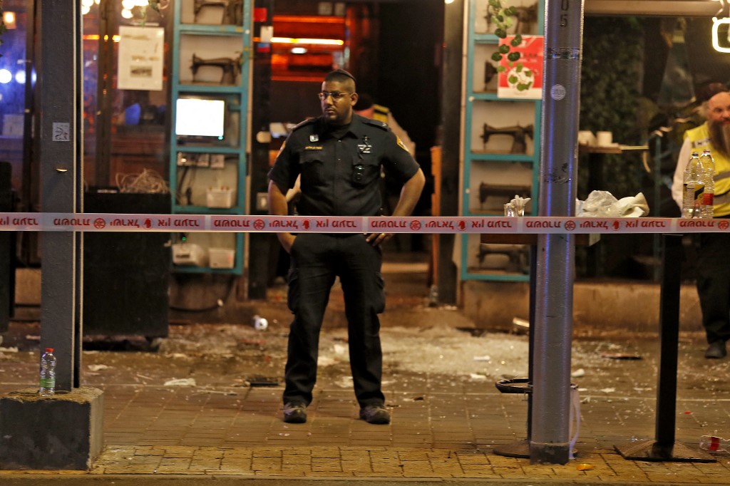 Un policier se tient sur les lieux d'une fusillade dans la rue Dizengoff, au centre de la ville côtière méditerranéenne d'Israël, Tel Aviv, le 7 avril 2022.