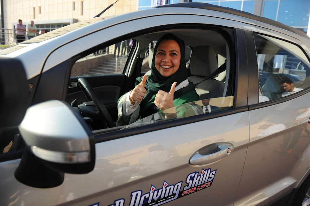 Une Saoudienne pose, le temps d’une photo, après avoir suivi une leçon de conduite à Djeddah, le 7 mars 2018. (AFP)