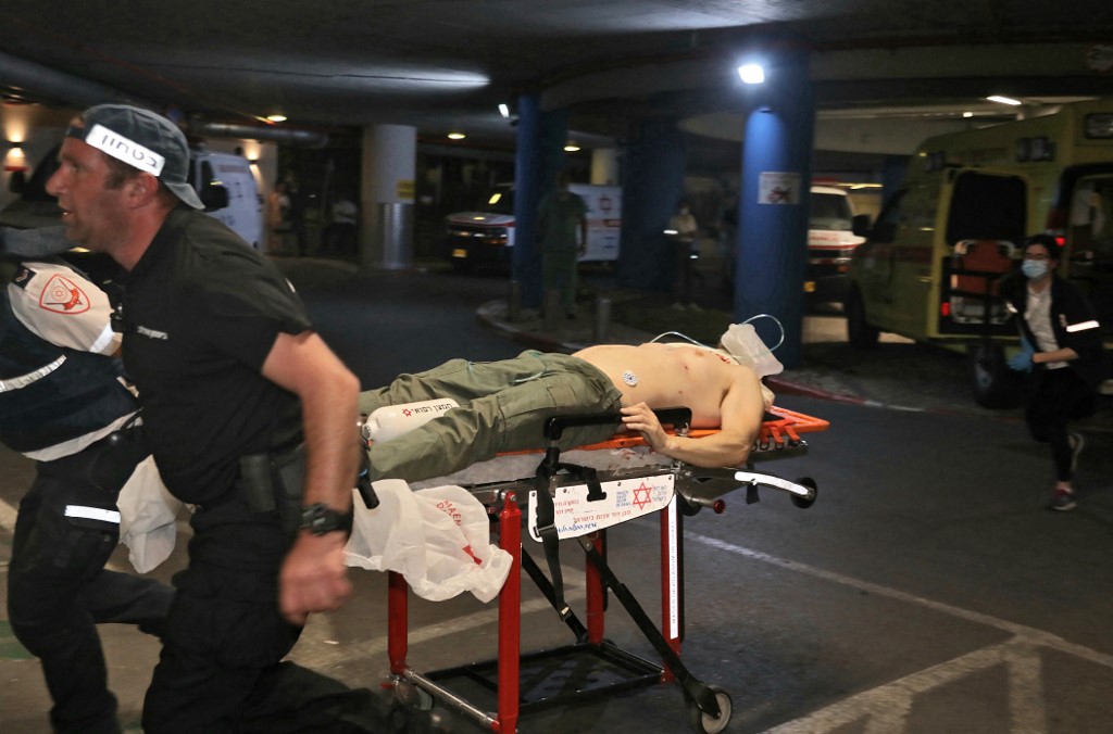 Une victime blessée arrive à l'hôpital Ichilov à Tel-Aviv le 7 avril 2022 (Photo, AFP).