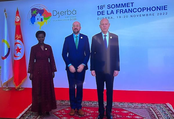 De gauche à droite, Louise Mushikiwabo, secrétaire générale de l'OIF, Charles Michel, président du Conseil européen, Kais Saïed président de la république de Tunisie (capture d'écran, Mélinda Mrini))