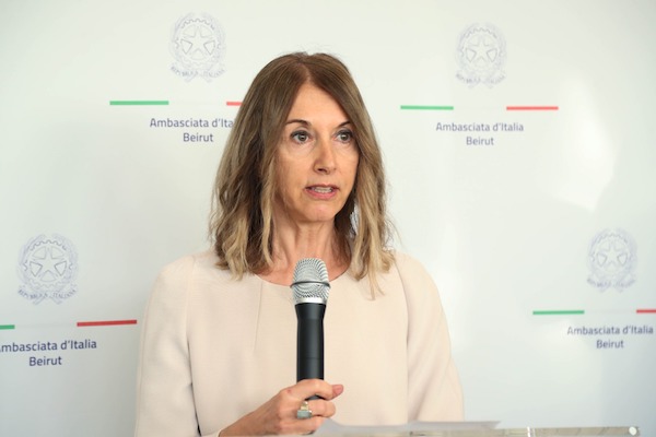 L’ambassadrice d’Italie au Liban, Nicoletta Bombardiere, donne une conférence de presse lors du vernissage de Rotating Art (photo, ambassade d'Italie au Liban)
