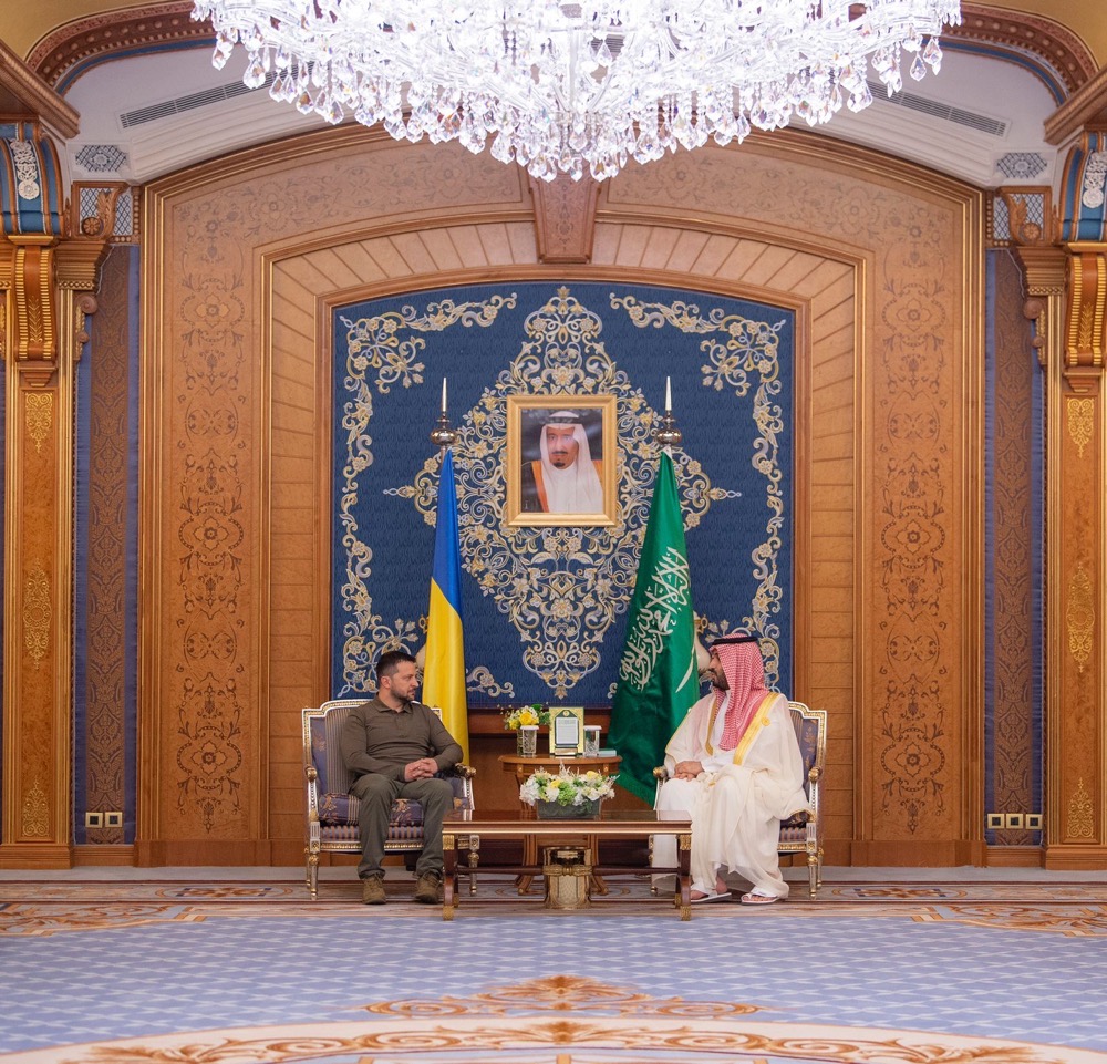 Le prince héritier avec le président ukrainien Volodymyr Zelensky. (AFP)
