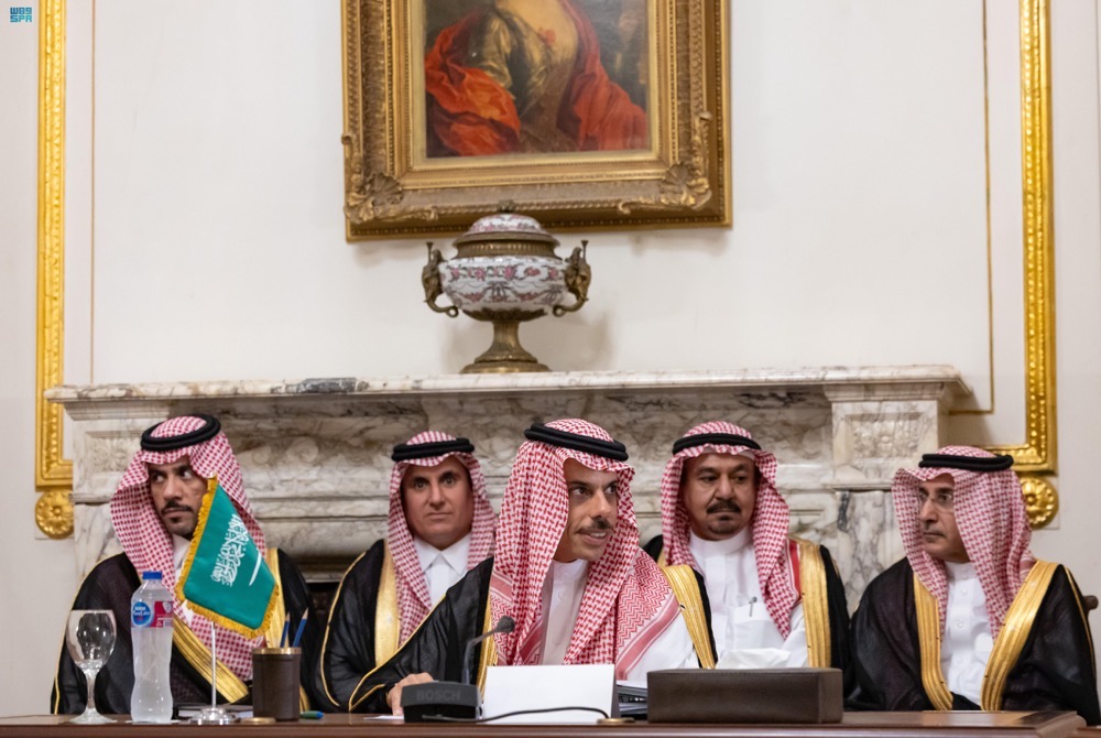 La réunion s'est tenue en présence du ministre saoudien des Affaires étrangères, le prince Faisal ben Farhane, de ses homologues égyptien, jordanien, irakien, libanais et syrien, ainsi que du secrétaire général de la Ligue arabe.