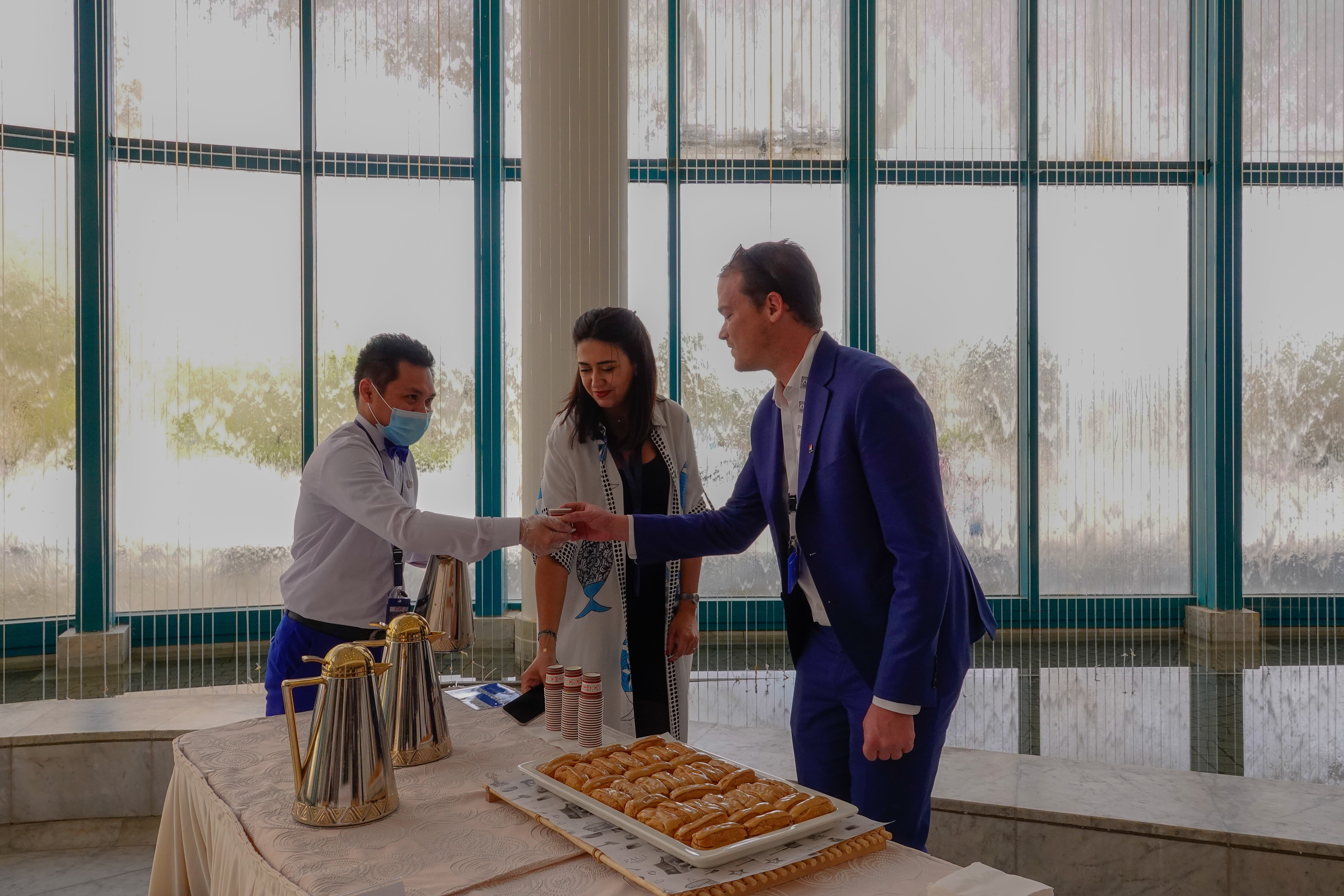 L'un des visiteur du stand français du Festival de la gastronomie des pays francophones (Photo, Arab News).