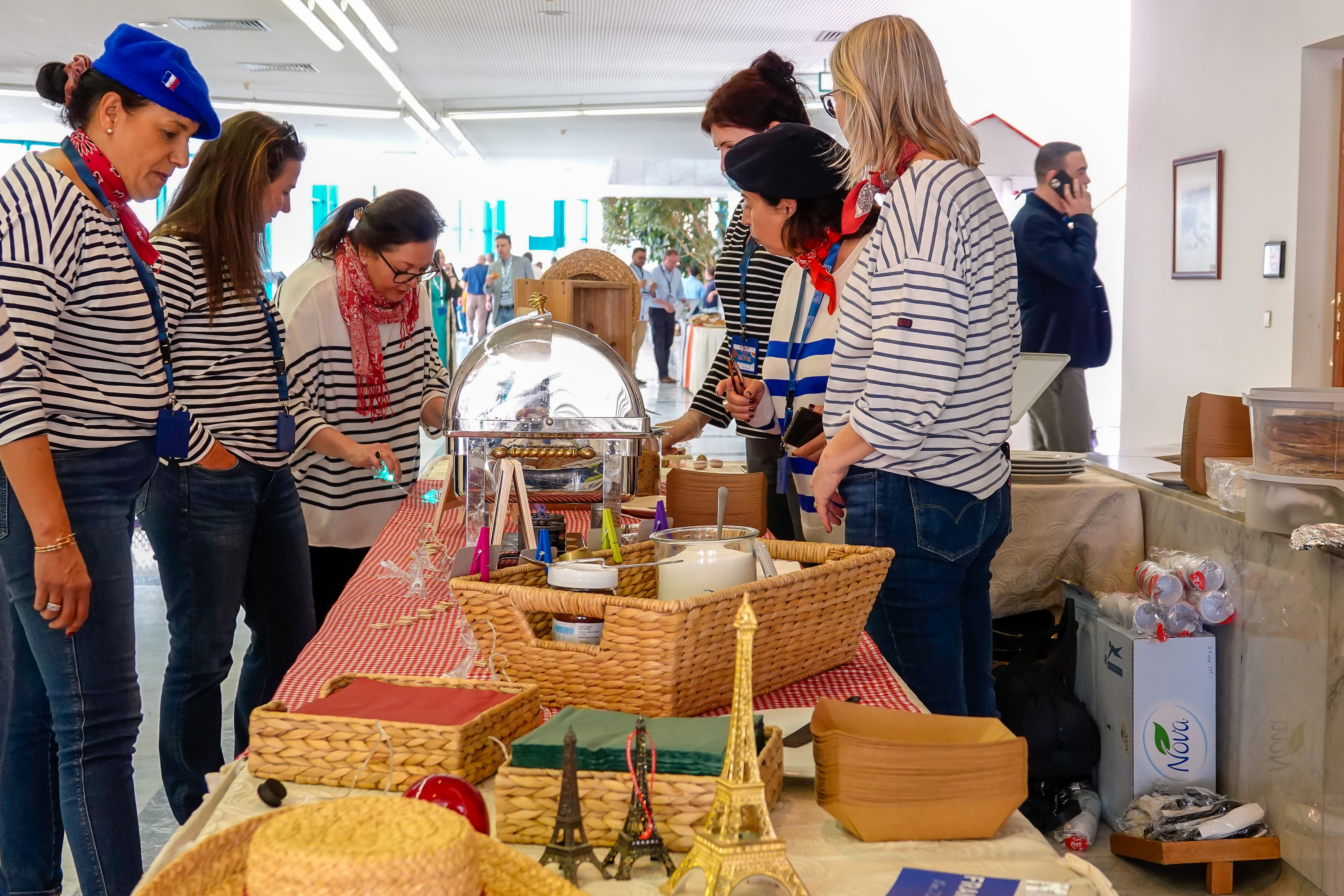 Séance de dégustation devant le stand fromagerie lors du Festival de la gastronomie des pays francophones (Photo, Arab News).