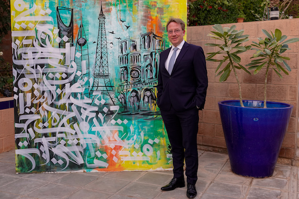 L'ambassadeur Ludovic Pouille dans le jardin de la Résidence de France, devant un graffiti symbolisant l'amitié franco-saoudienne (fournie)